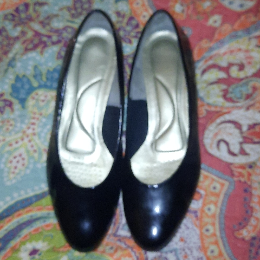 Soft Styles  Black Patent leather low heel pumps